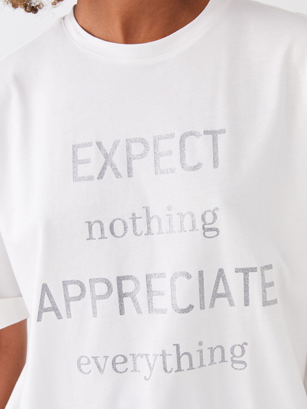 Beyaz Bisiklet Yaka Baskılı Kısa Kollu Kadın Tişört-3