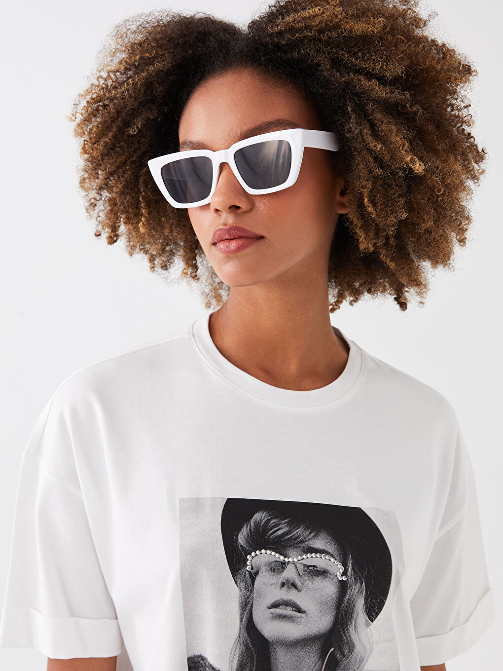 Beyaz Bisiklet Yaka Baskılı Kısa Kollu Oversize Kadın Tişört-1