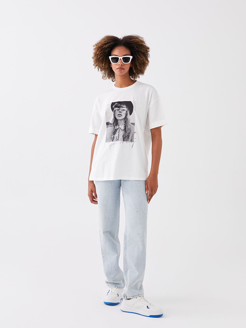 Beyaz Bisiklet Yaka Baskılı Kısa Kollu Oversize Kadın Tişört-2