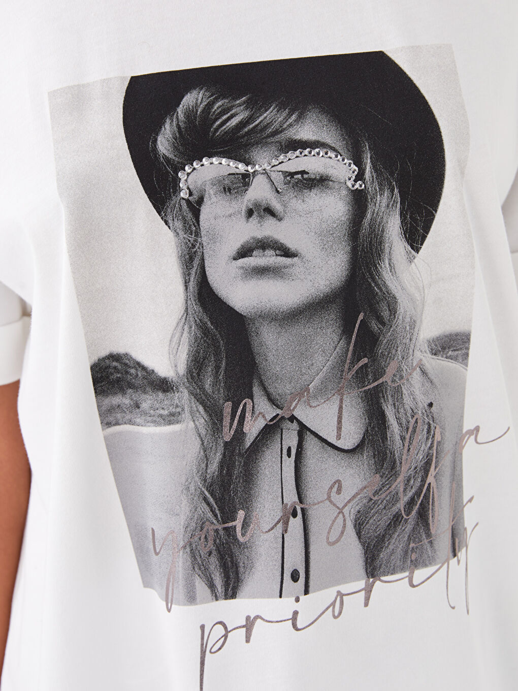 Beyaz Bisiklet Yaka Baskılı Kısa Kollu Oversize Kadın Tişört-3