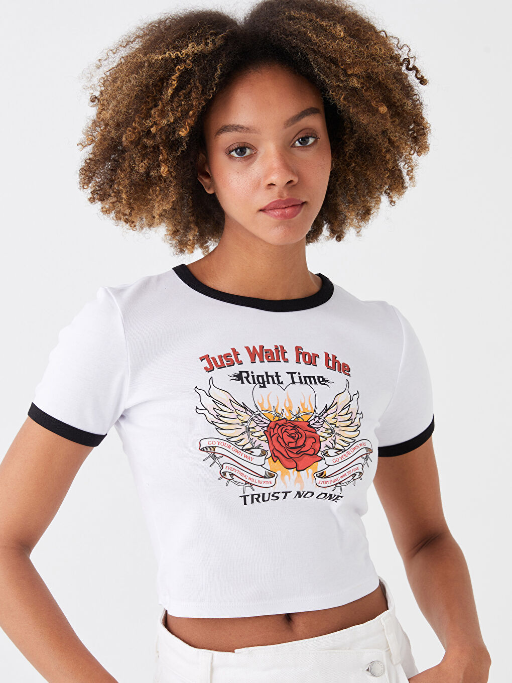 توب قصير مطبوع بياقة دائرية وكم قصير للسيدات