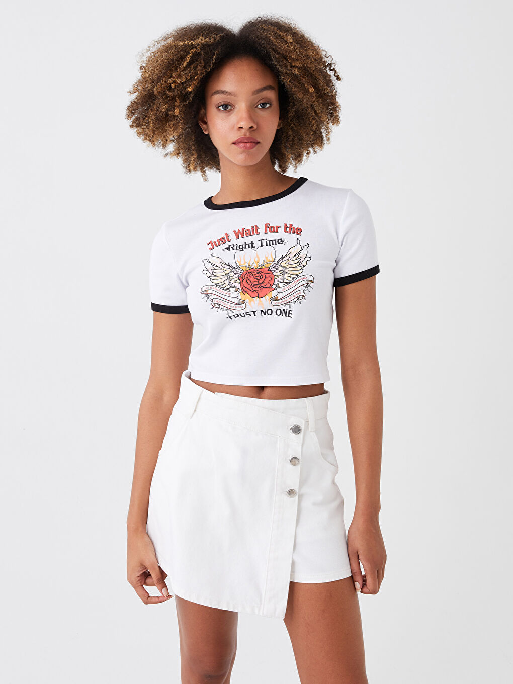 توب قصير مطبوع بياقة دائرية وكم قصير للسيدات-1