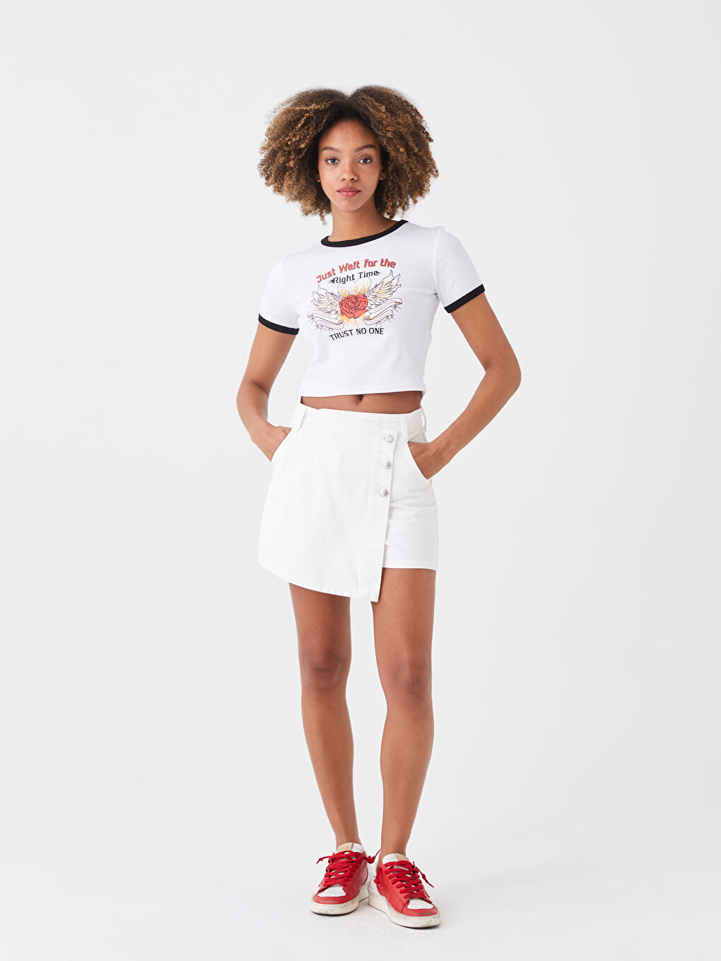 توب قصير مطبوع بياقة دائرية وكم قصير للسيدات-2