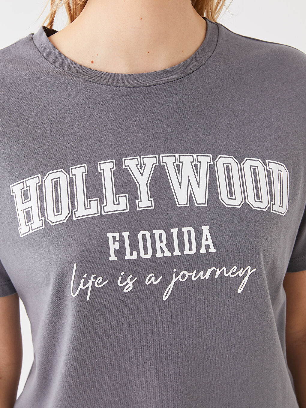 Gri Bisiklet Yaka Baskılı Kısa Kollu Kadın Tişört-3