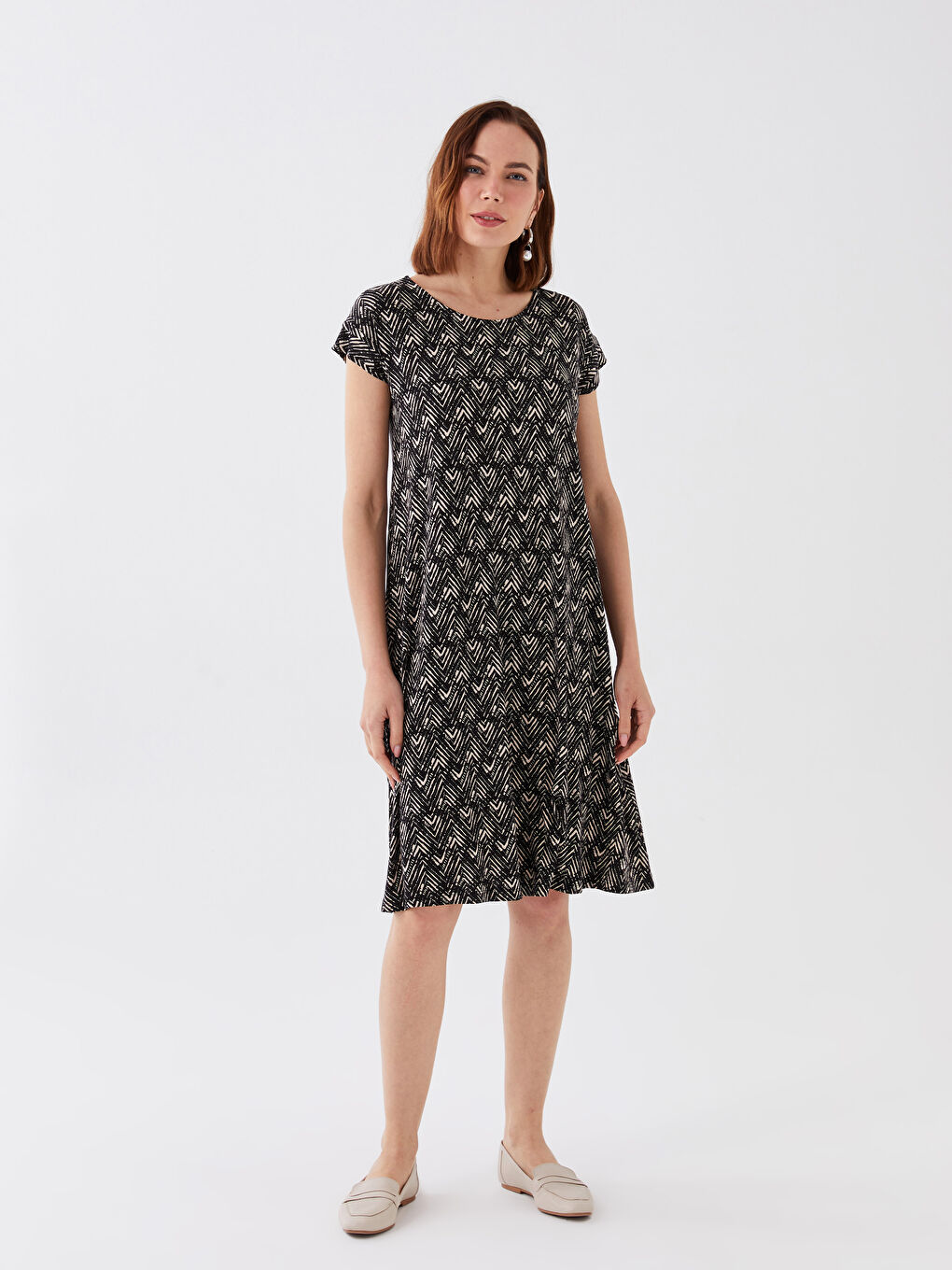 فستان نسائي كم قصير منقوش بياقة دائرية