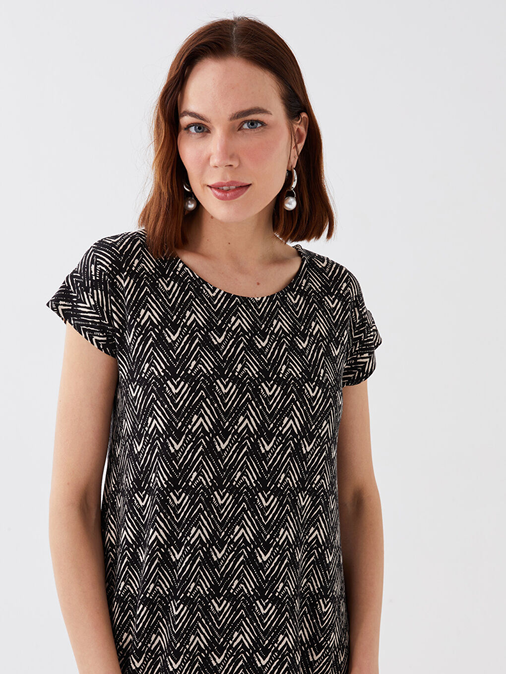 فستان نسائي كم قصير منقوش بياقة دائرية-2