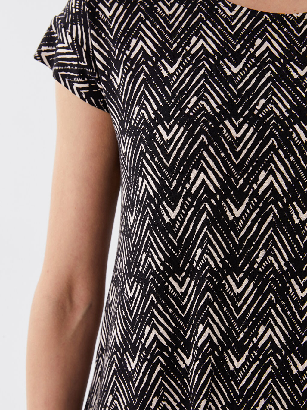 فستان نسائي كم قصير منقوش بياقة دائرية-3