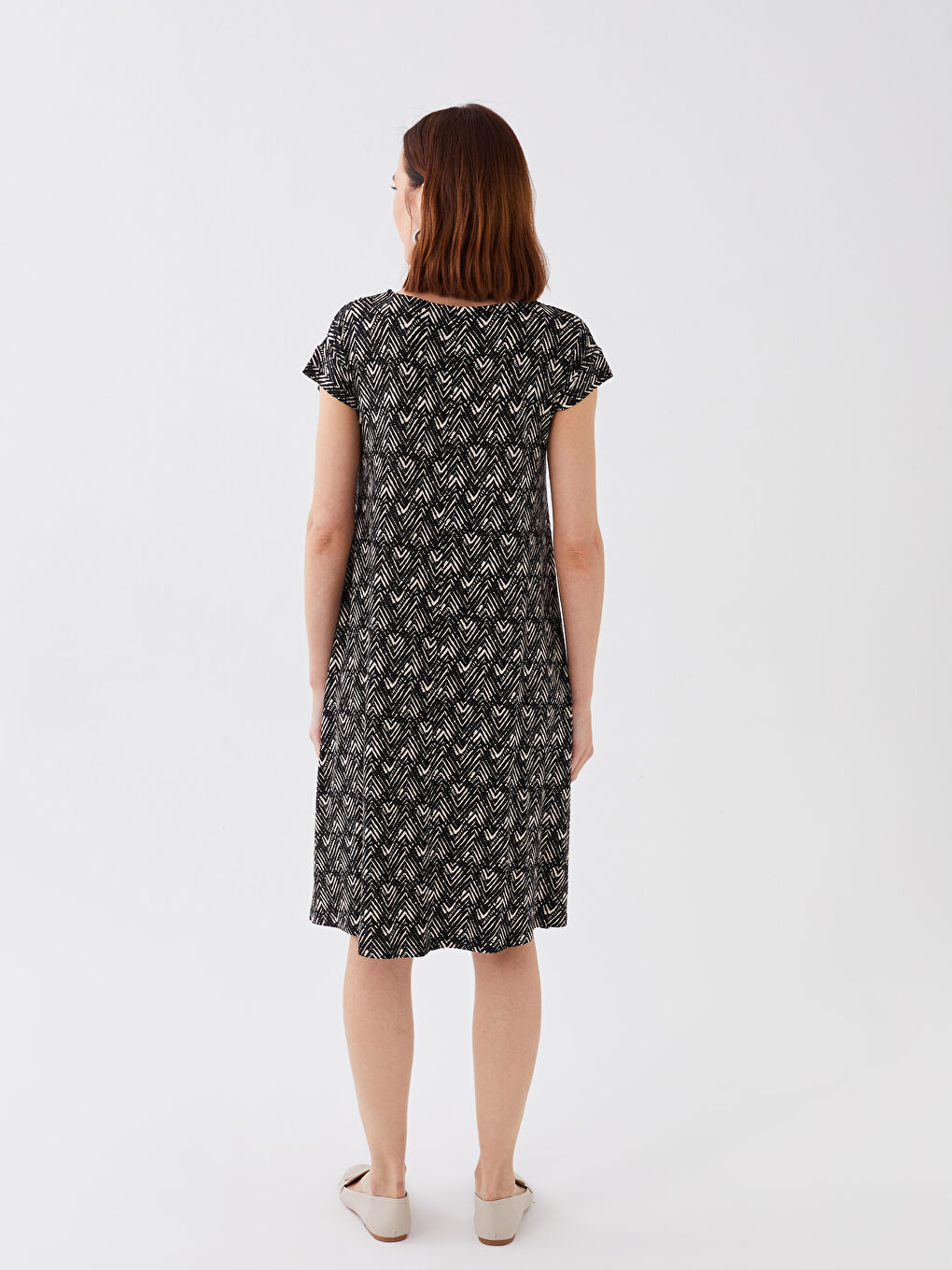 فستان نسائي كم قصير منقوش بياقة دائرية-4