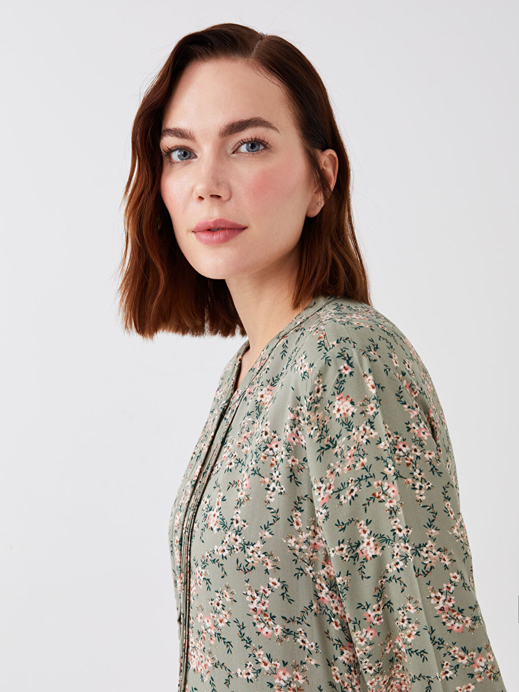 فستان نسائي كم طويل بنقشة وياقة دائرية-2