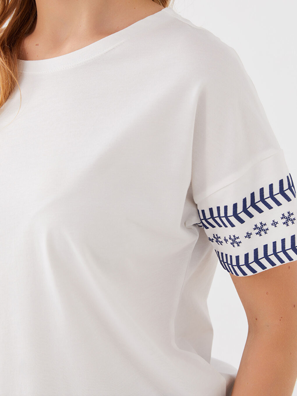 Ekru Bisiklet Yaka Baskılı Kısa Kollu Kadın Tişört-3