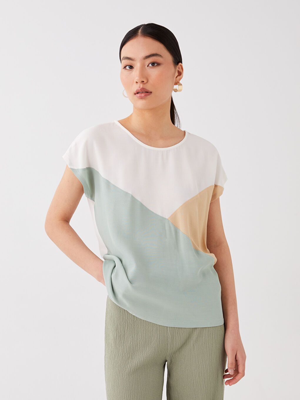 Ekru Bisiklet Yaka Renk Bloklu Kısa Kollu Kadın Tişört