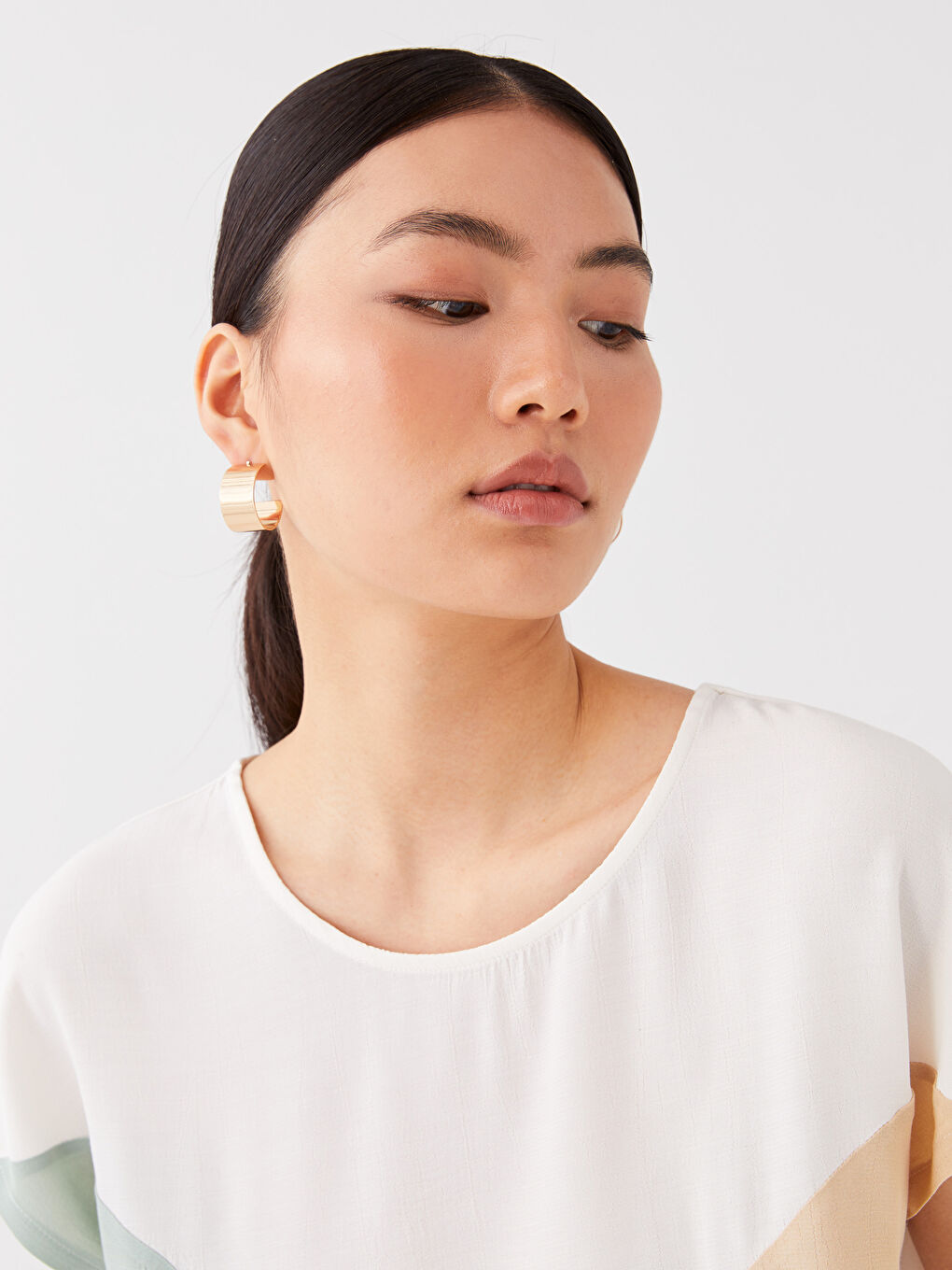 Ekru Bisiklet Yaka Renk Bloklu Kısa Kollu Kadın Tişört-2