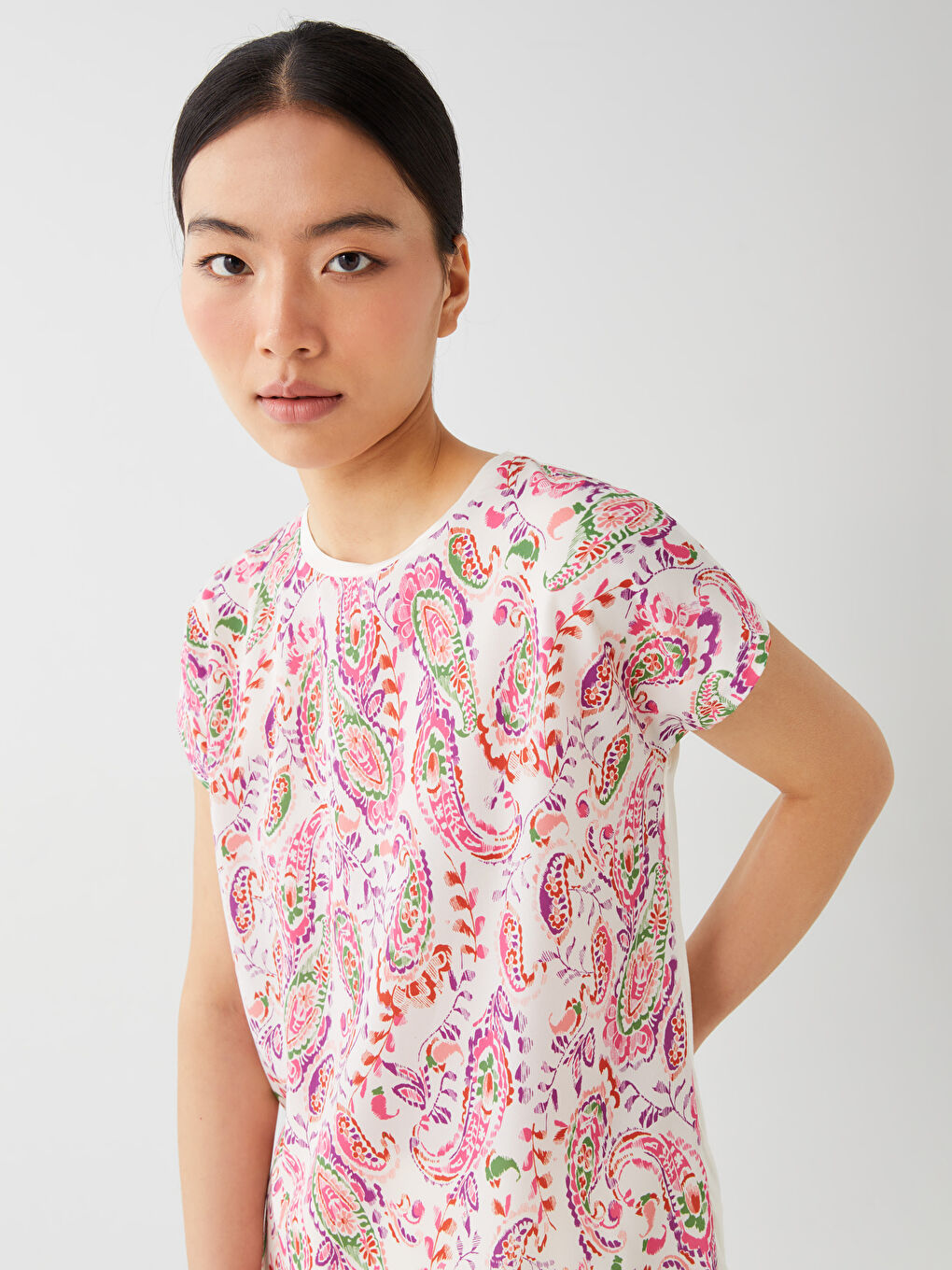 Karışık Bisiklet Yaka Desenli Kısa Kollu Kadın Tişört-1