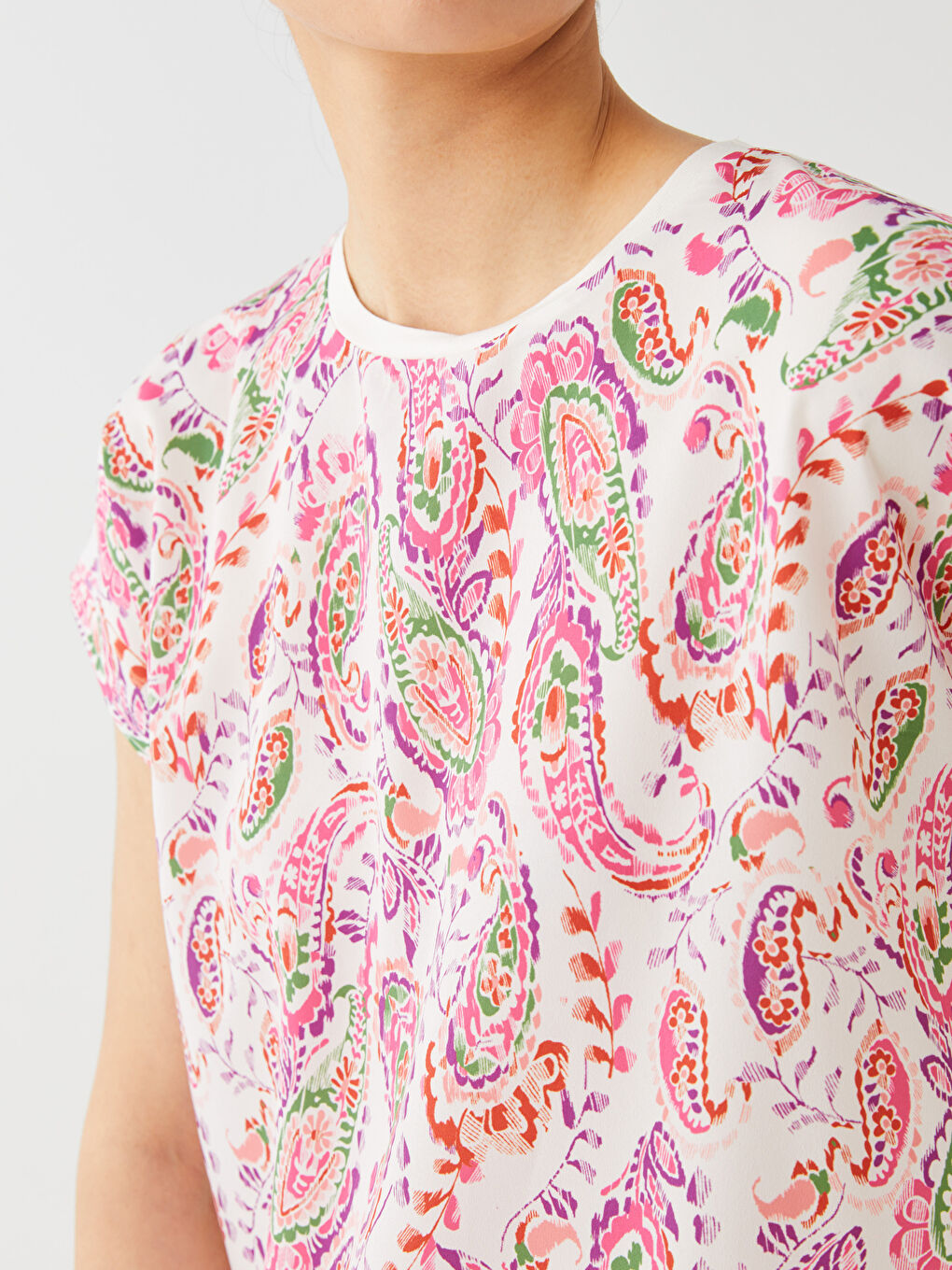 Karışık Bisiklet Yaka Desenli Kısa Kollu Kadın Tişört-2