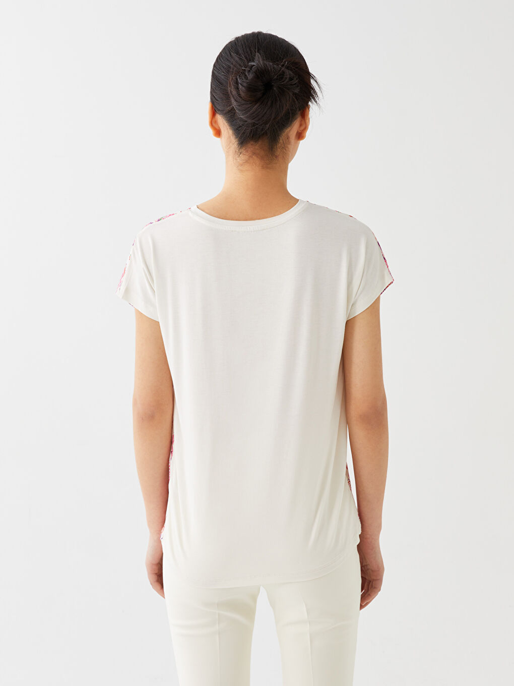 Karışık Bisiklet Yaka Desenli Kısa Kollu Kadın Tişört-4