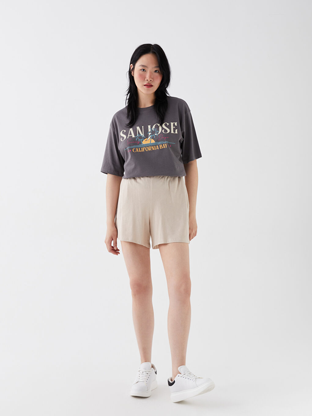 Bej Beli Lastikli Rahat Kalıp Kadın Şort