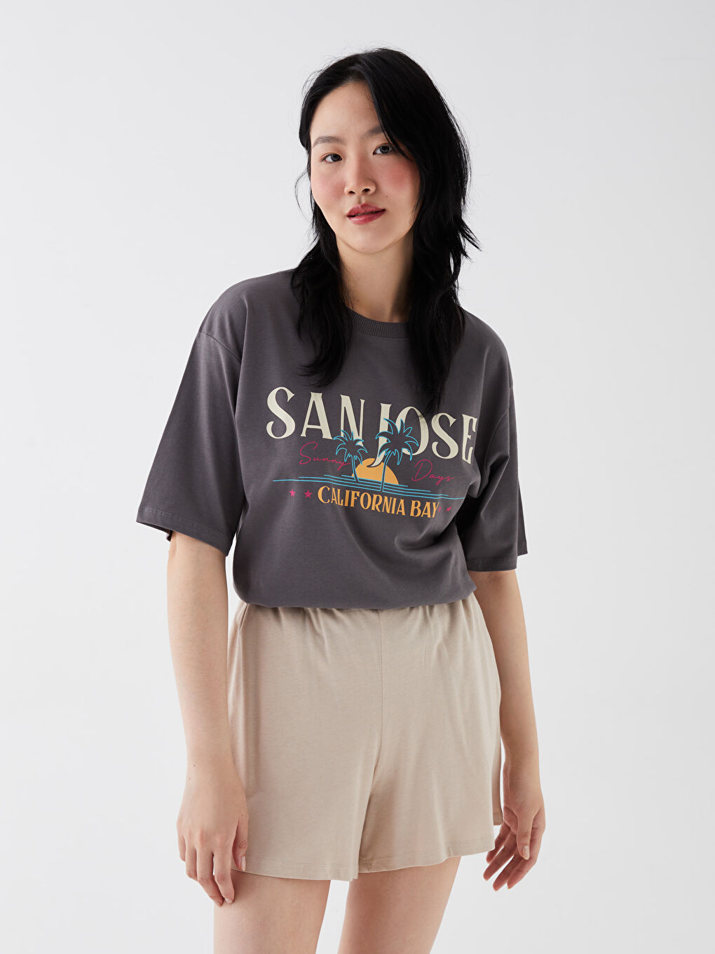 Bej Beli Lastikli Rahat Kalıp Kadın Şort-1