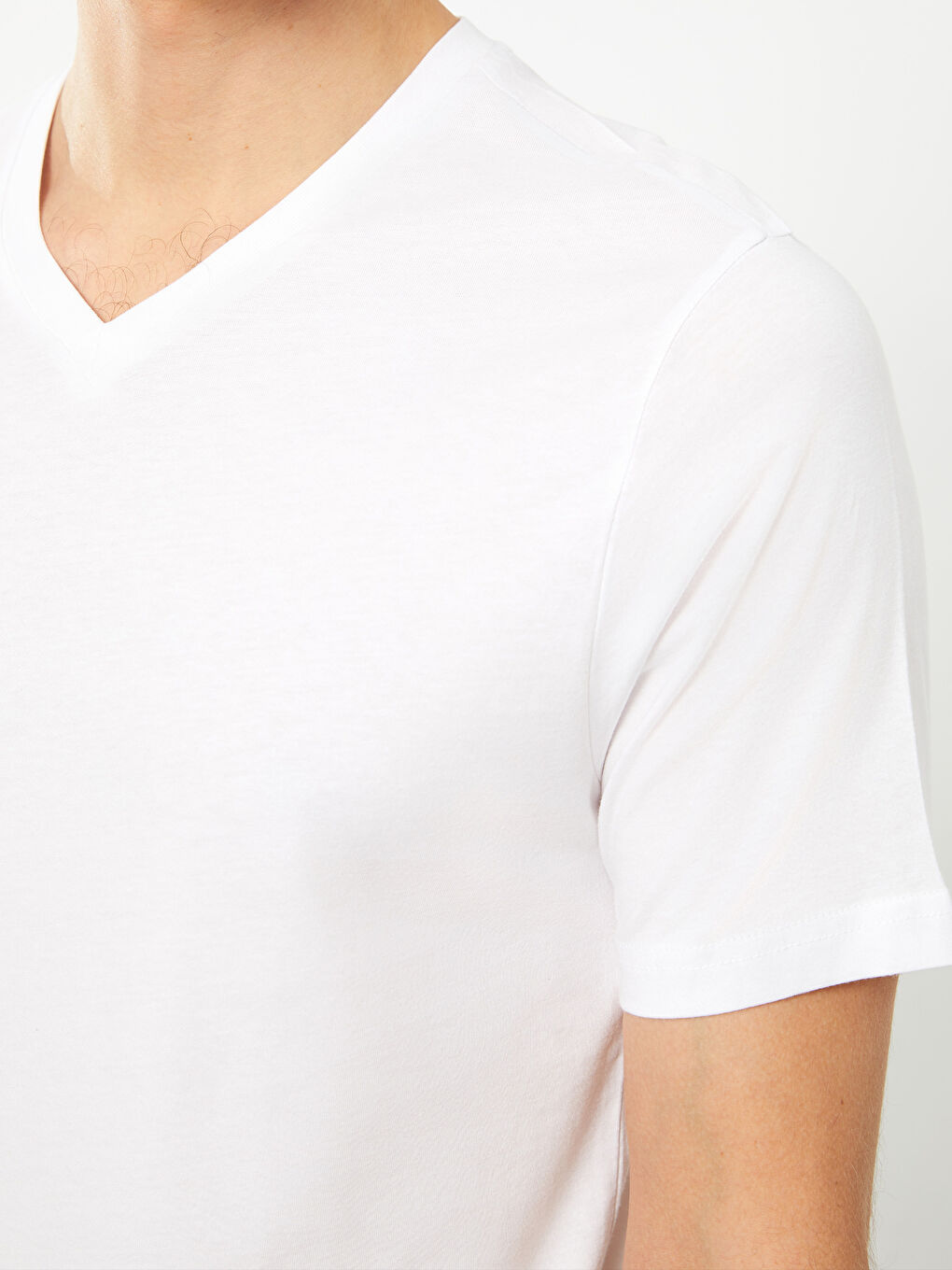 Beyaz V Yaka Kısa Kollu Penye Erkek Tişört-2