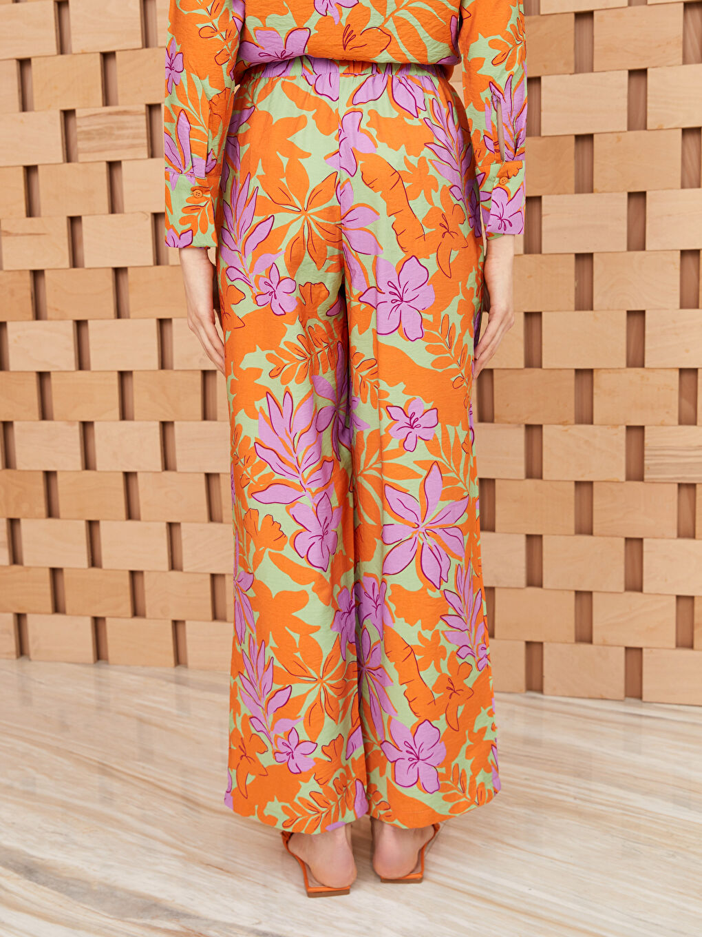 Turuncu Beli Lastikli Çiçekli Geniş Paça Kadın Pantolon-4