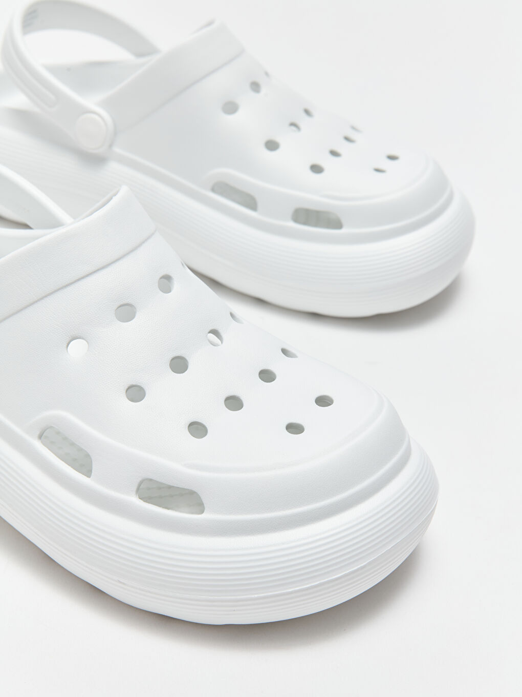 Женские пляжные шлепанцы с деталями отверстий-2