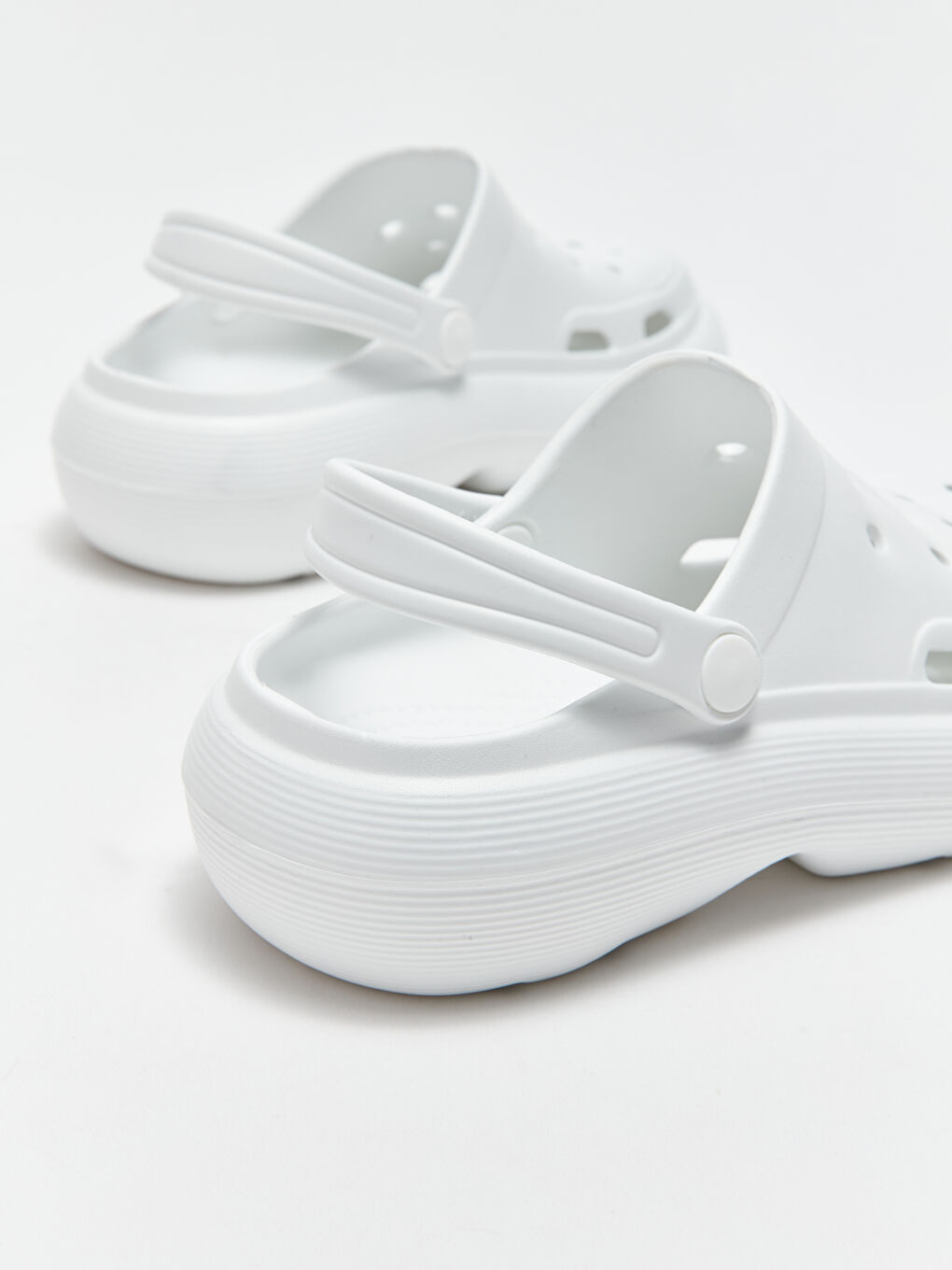 Женские пляжные шлепанцы с деталями отверстий-4