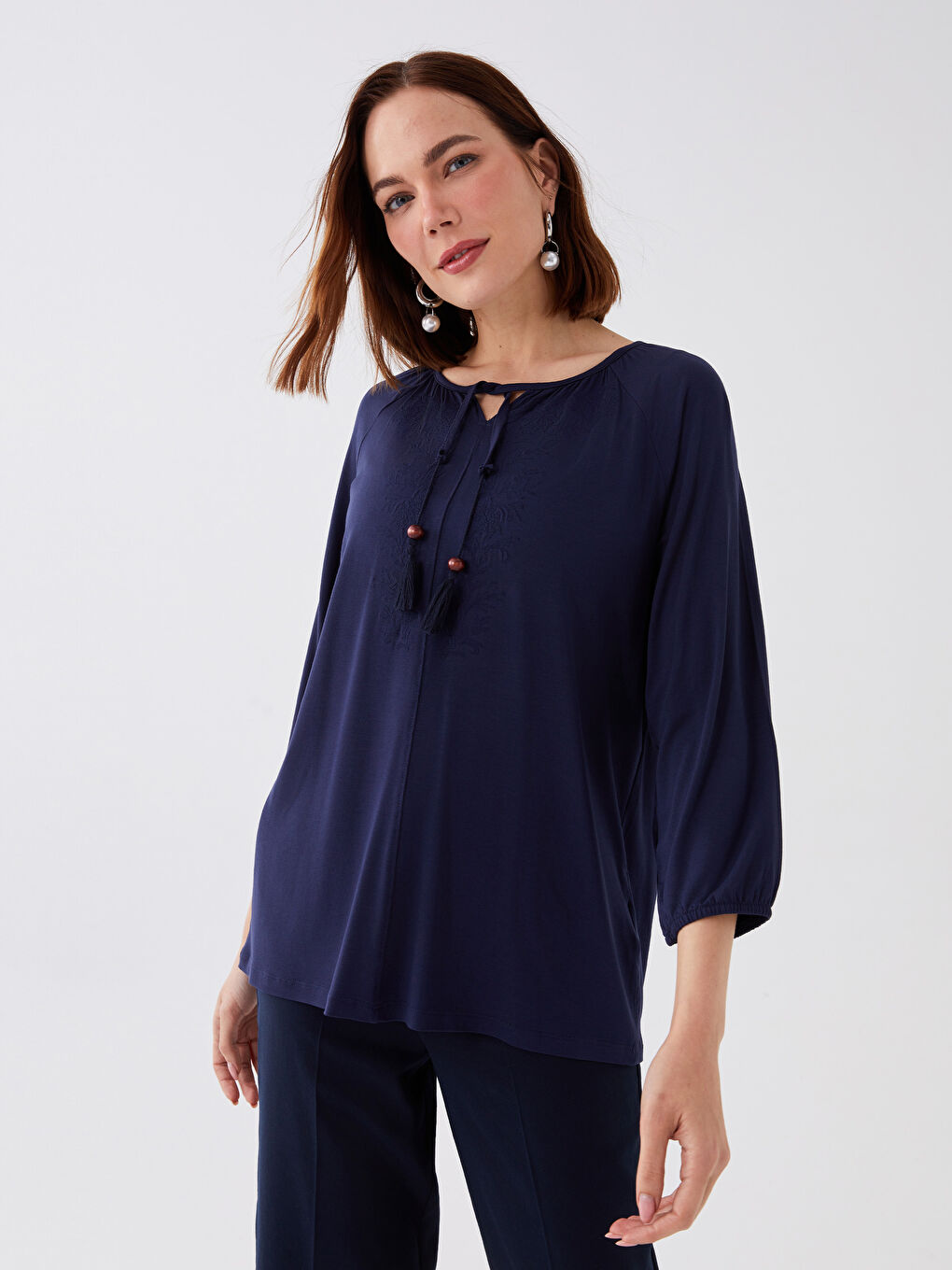Lacivert Bağlamalı Yaka Nakışlı Kadın Bluz