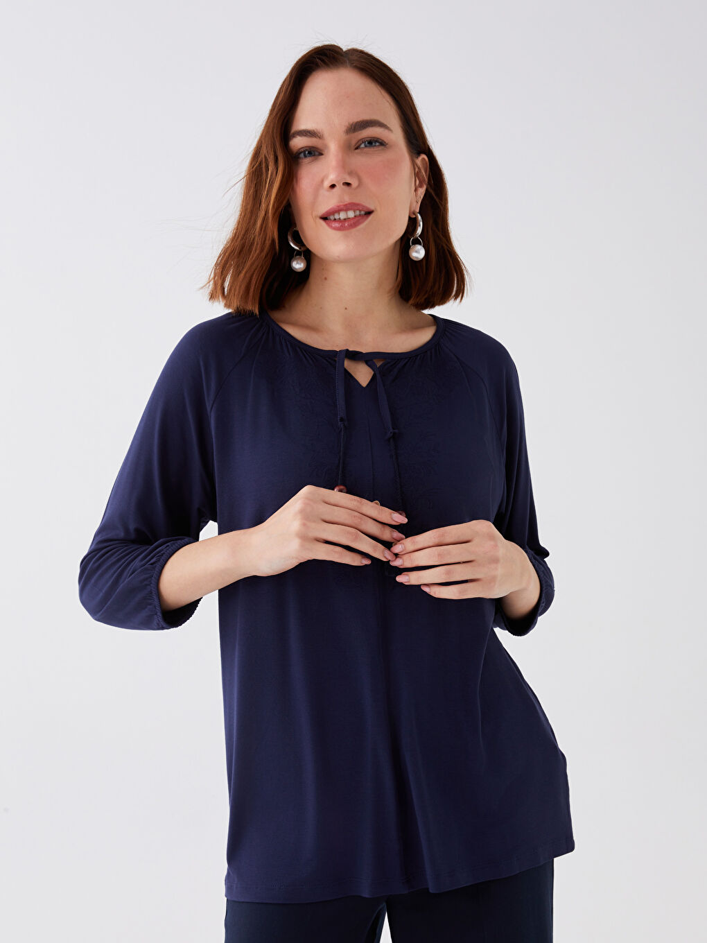 Lacivert Bağlamalı Yaka Nakışlı Kadın Bluz-1