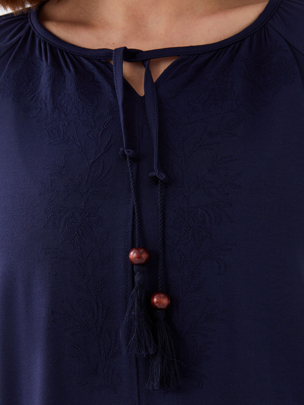 Lacivert Bağlamalı Yaka Nakışlı Kadın Bluz-3