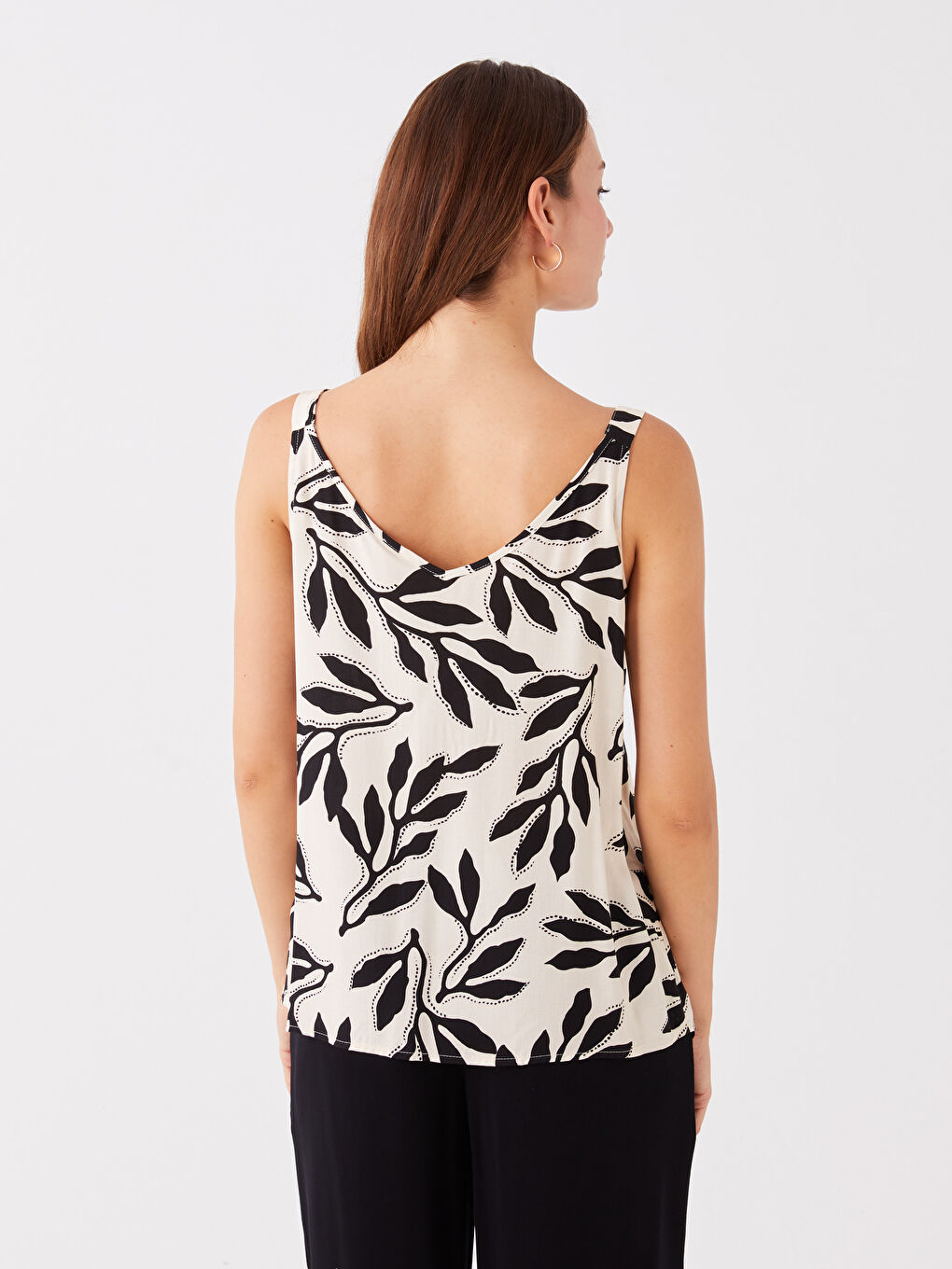 Ekru V Yaka Desenli Askılı Kadın Bluz-4