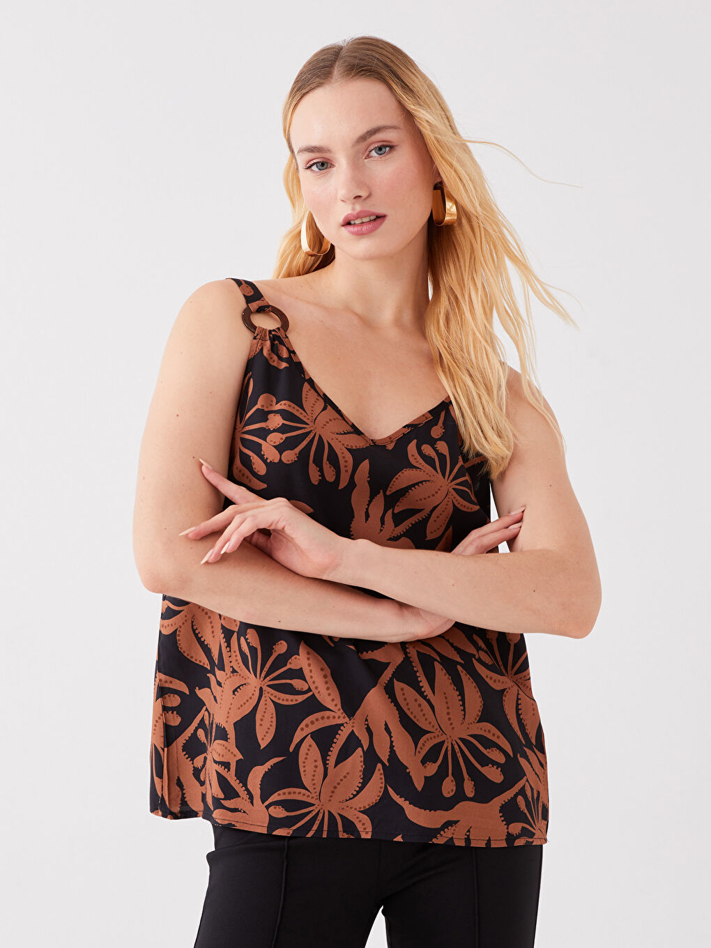 Kahverengi V Yaka Desenli Askılı Kadın Bluz