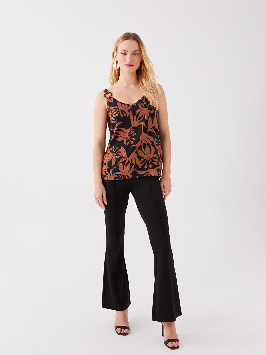 Kahverengi V Yaka Desenli Askılı Kadın Bluz-2