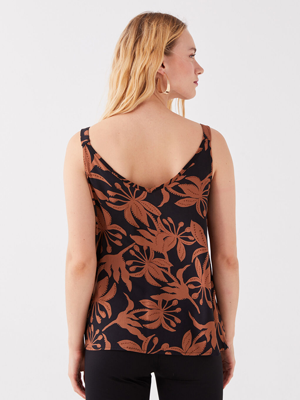 Kahverengi V Yaka Desenli Askılı Kadın Bluz-4