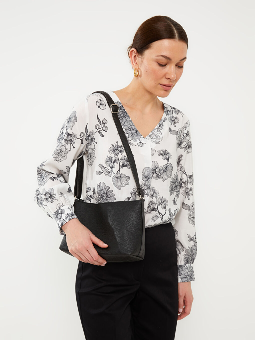 Siyah Deri Görünümlü Kadın Çapraz Çanta