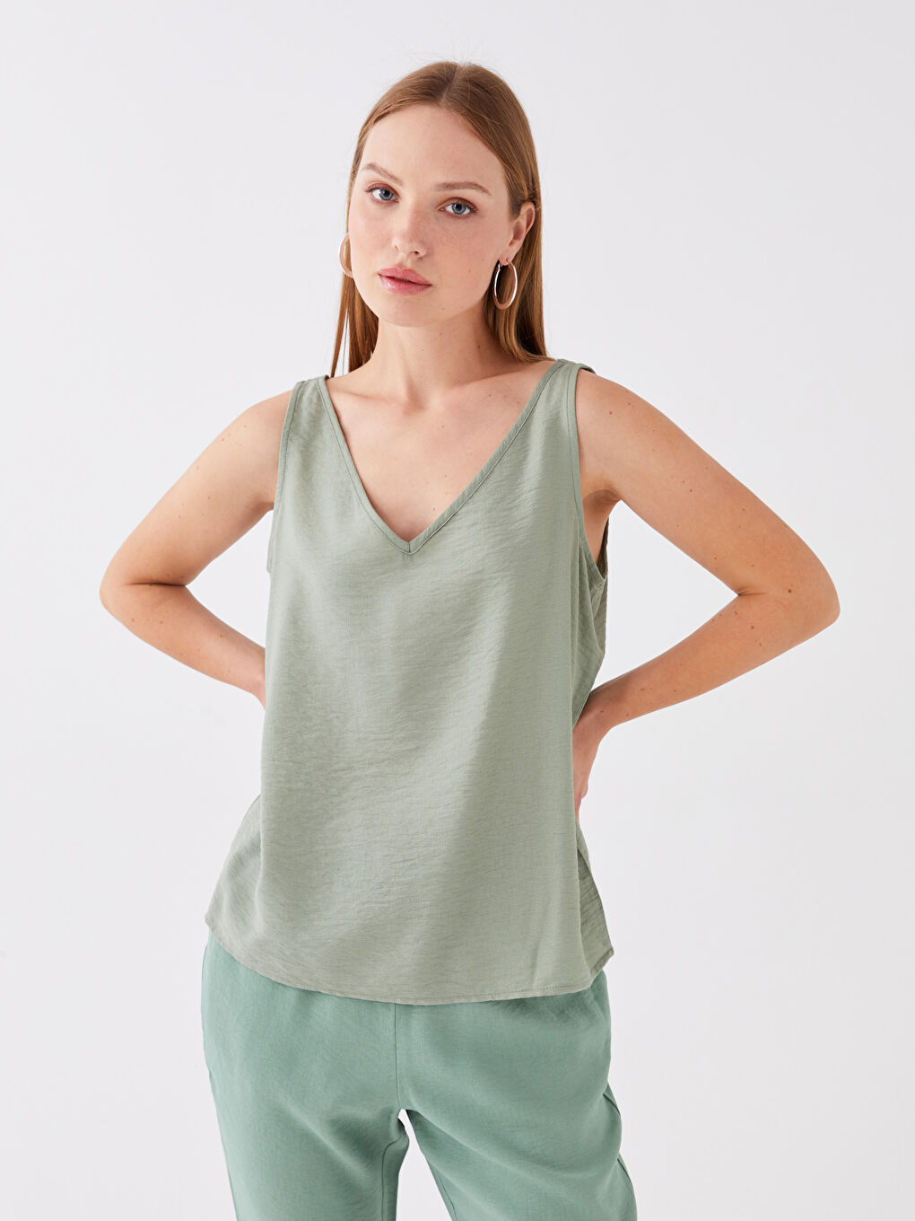 بلوزة سادة بياقة على شكل حرف V للسيدات