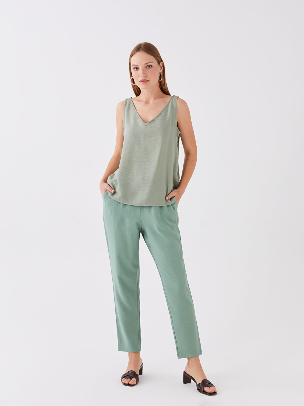 بلوزة سادة بياقة على شكل حرف V للسيدات-1