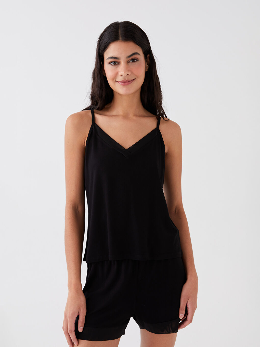 Siyah V Yaka Düz Askılı Kadın Şortlu Pijama Takımı
