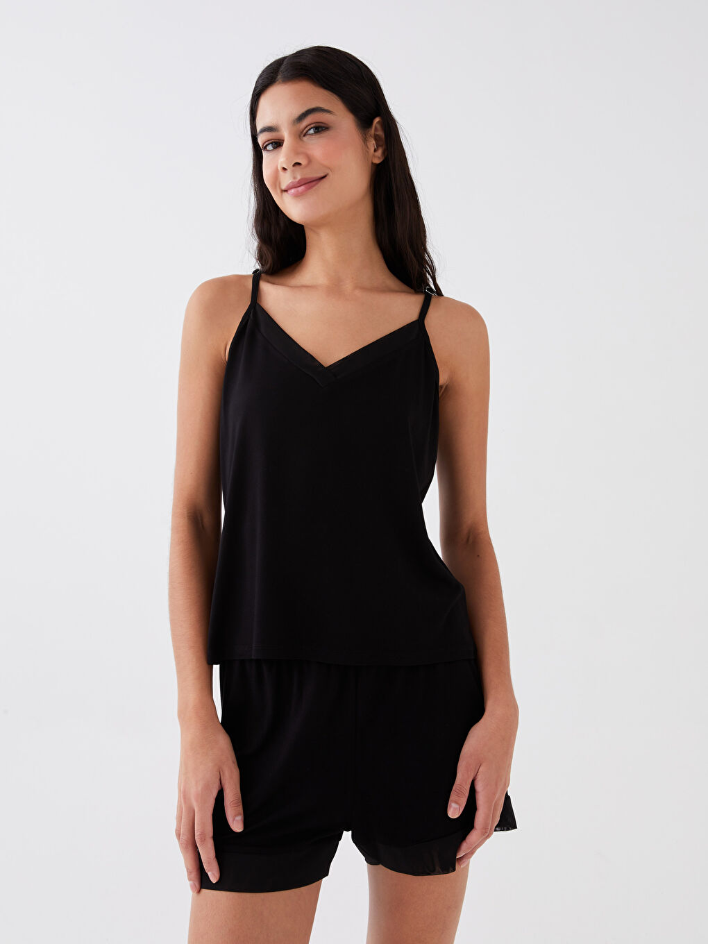 Siyah V Yaka Düz Askılı Kadın Şortlu Pijama Takımı-1