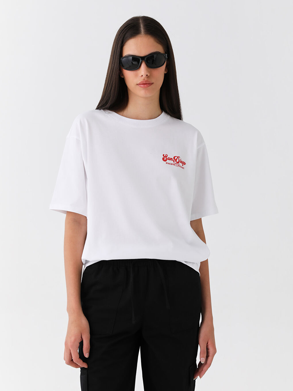 Beyaz Bisiklet Yaka Baskılı Kısa Kollu Oversize Kadın Tişört-1