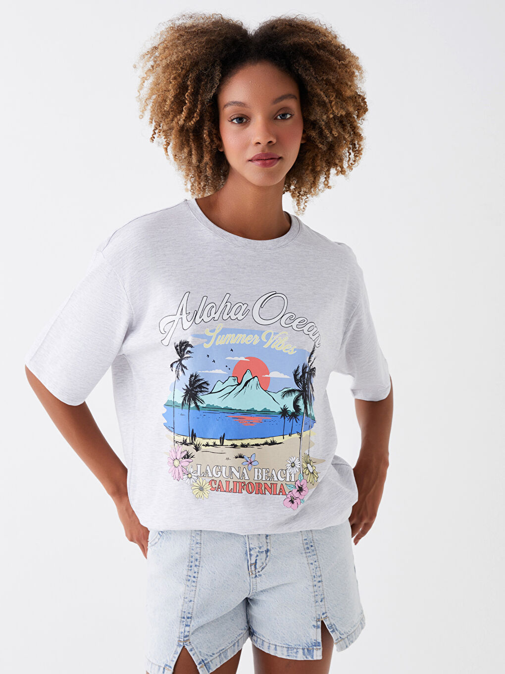 Gri Bisiklet Yaka Baskılı Kısa Kollu Oversize Kadın Tişört-1