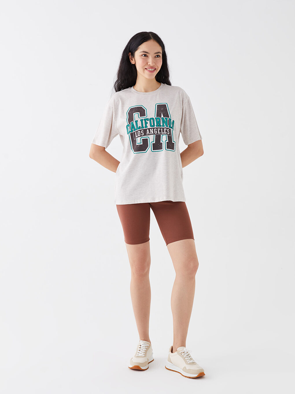 Bej Bisiklet Yaka Baskılı Kısa Kollu Oversize Kadın Tişört-2