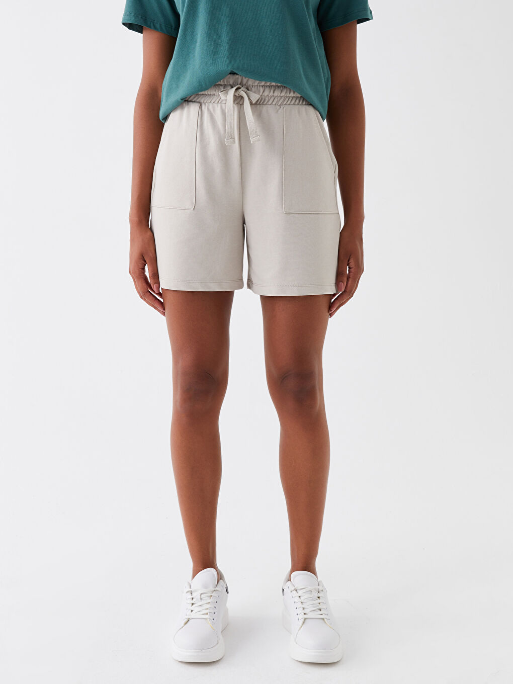 Gri Beli Lastikli Rahat Kalıp Kadın Şort-3