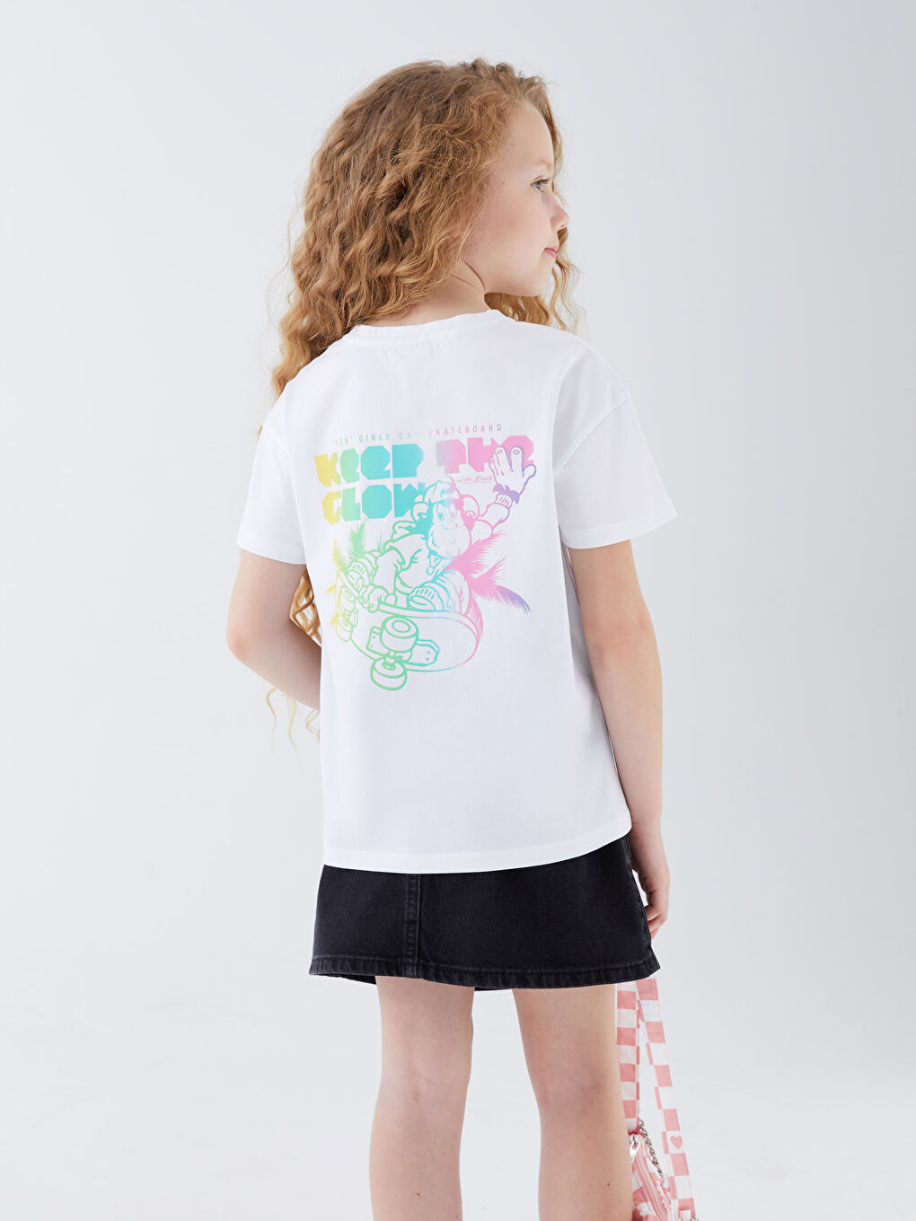 Beyaz Bisiklet Yaka Nostaljik Maymun Baskılı Kısa Kollu Kız Çocuk Tişört