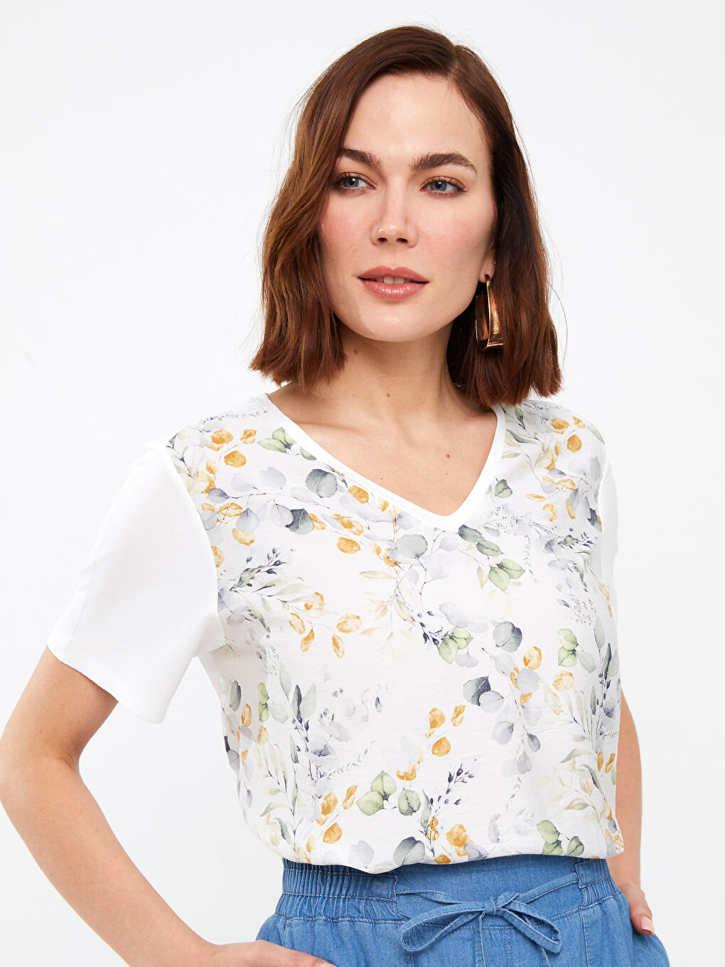 Ekru V Yaka Desenli Kısa Kollu Kadın Tişört