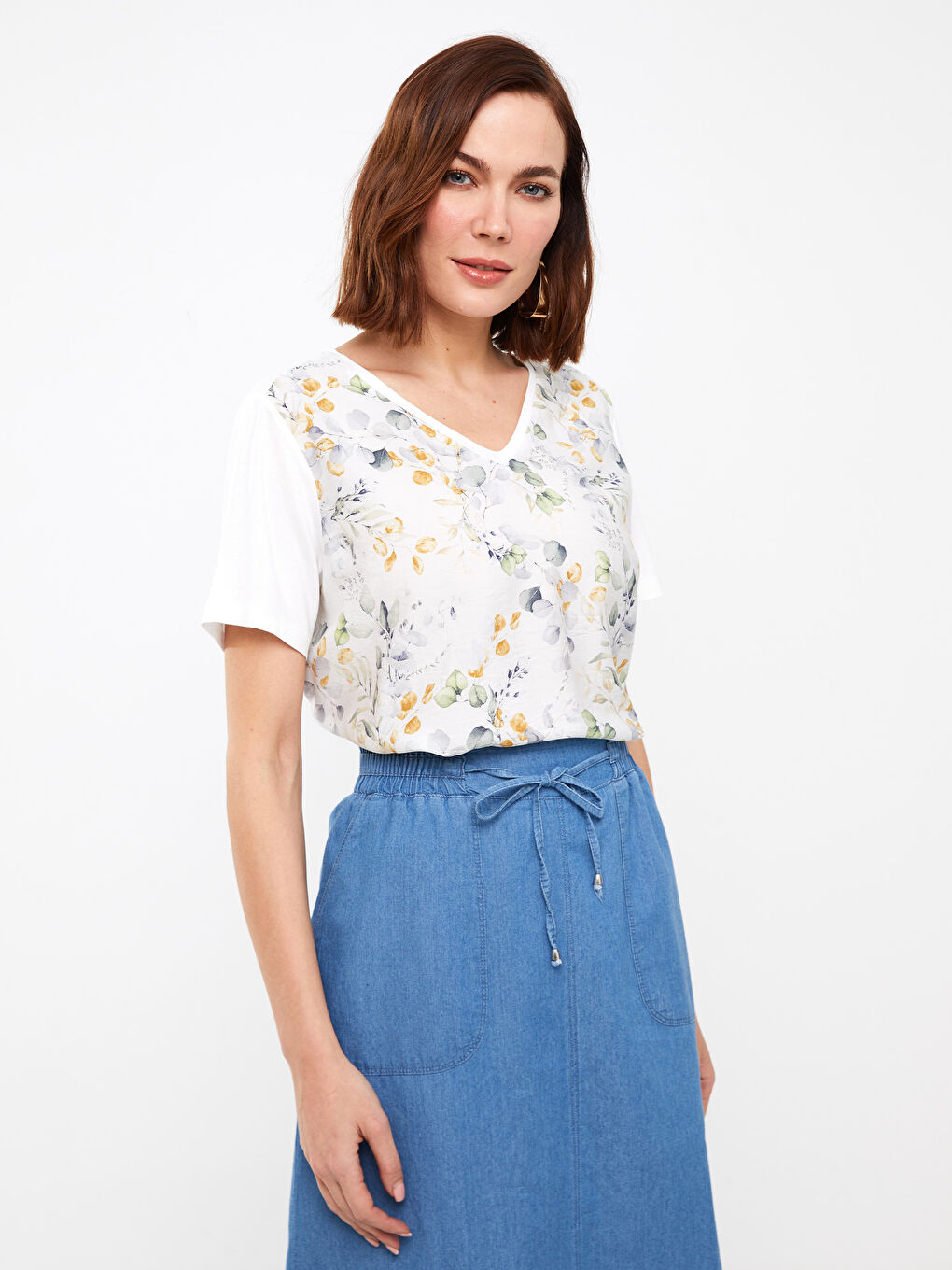 Ekru V Yaka Desenli Kısa Kollu Kadın Tişört-1
