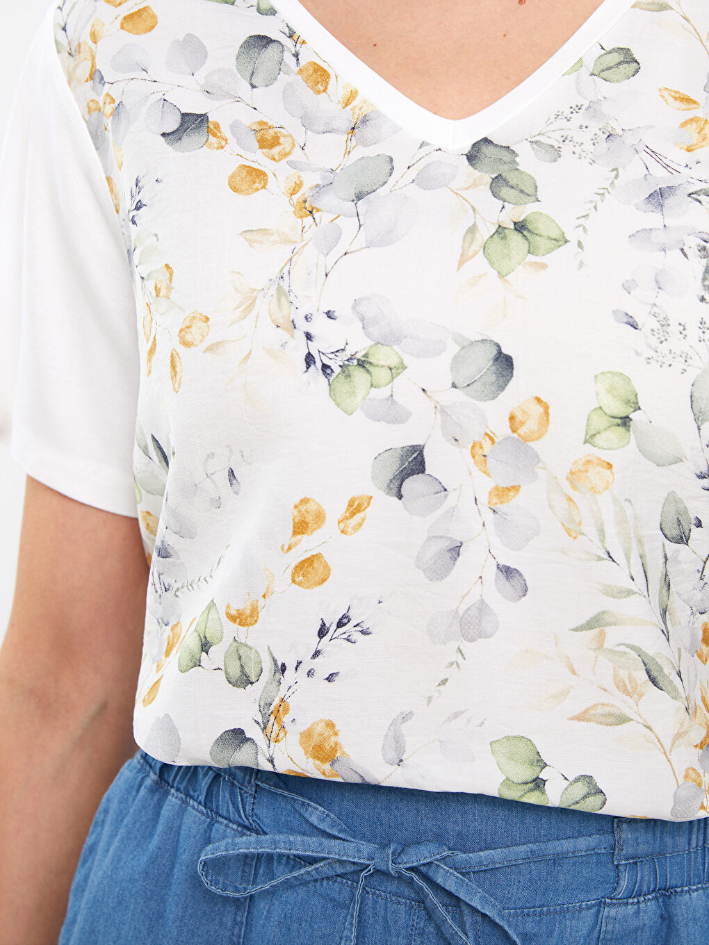 Ekru V Yaka Desenli Kısa Kollu Kadın Tişört-3