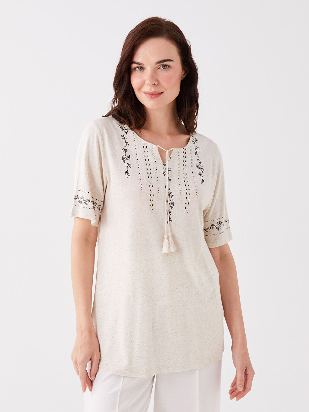 Ekru Bağlamalı Yaka Desenli Kısa Kollu Kadın Bluz