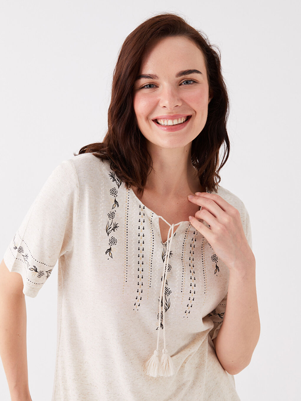 Ekru Bağlamalı Yaka Desenli Kısa Kollu Kadın Bluz-1