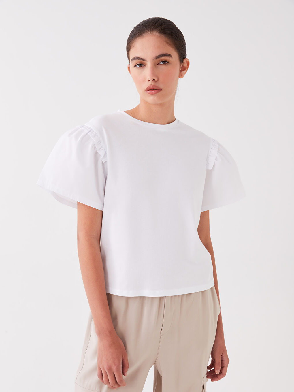 بلوزة نسائية بياقة دائرية سادة بأكمام قصيرة