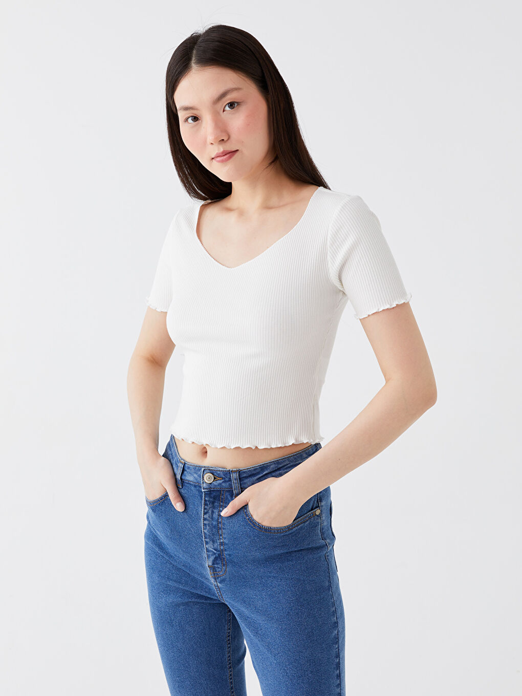 Ekru V Yaka Düz Kısa Kollu Kadın Crop