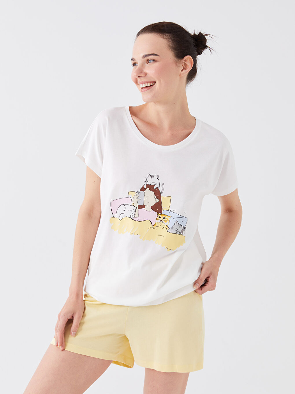 طقم بيجامة قصيرة كم قصير مطبوع بياقة دائرية للسيدات